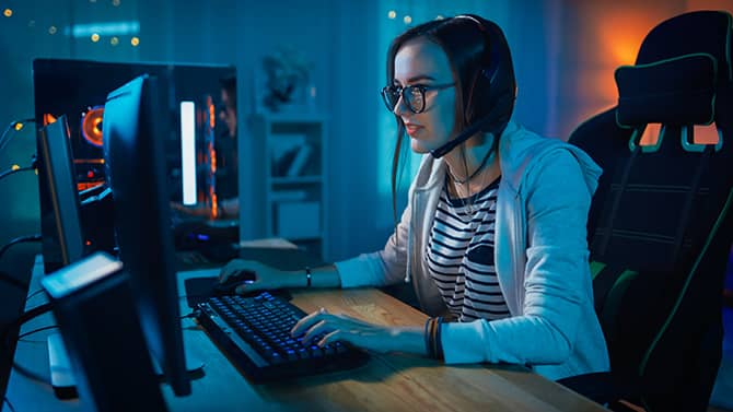 Девушка, играющая в онлайн-игру. Онлайн-игры – это увлекательно, но важно помнить о безопасности.
